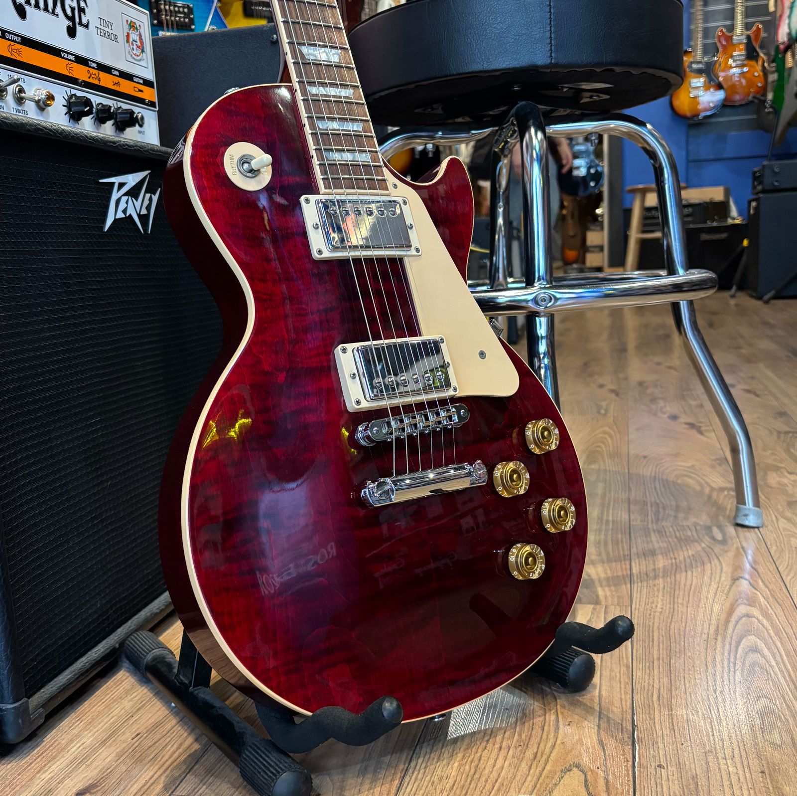 ギター : Gibson Les Paul : 2001 with red case Pre-Owned Gibson Les Paul Standard Red 2001 & Hardcase – Rose-Morris